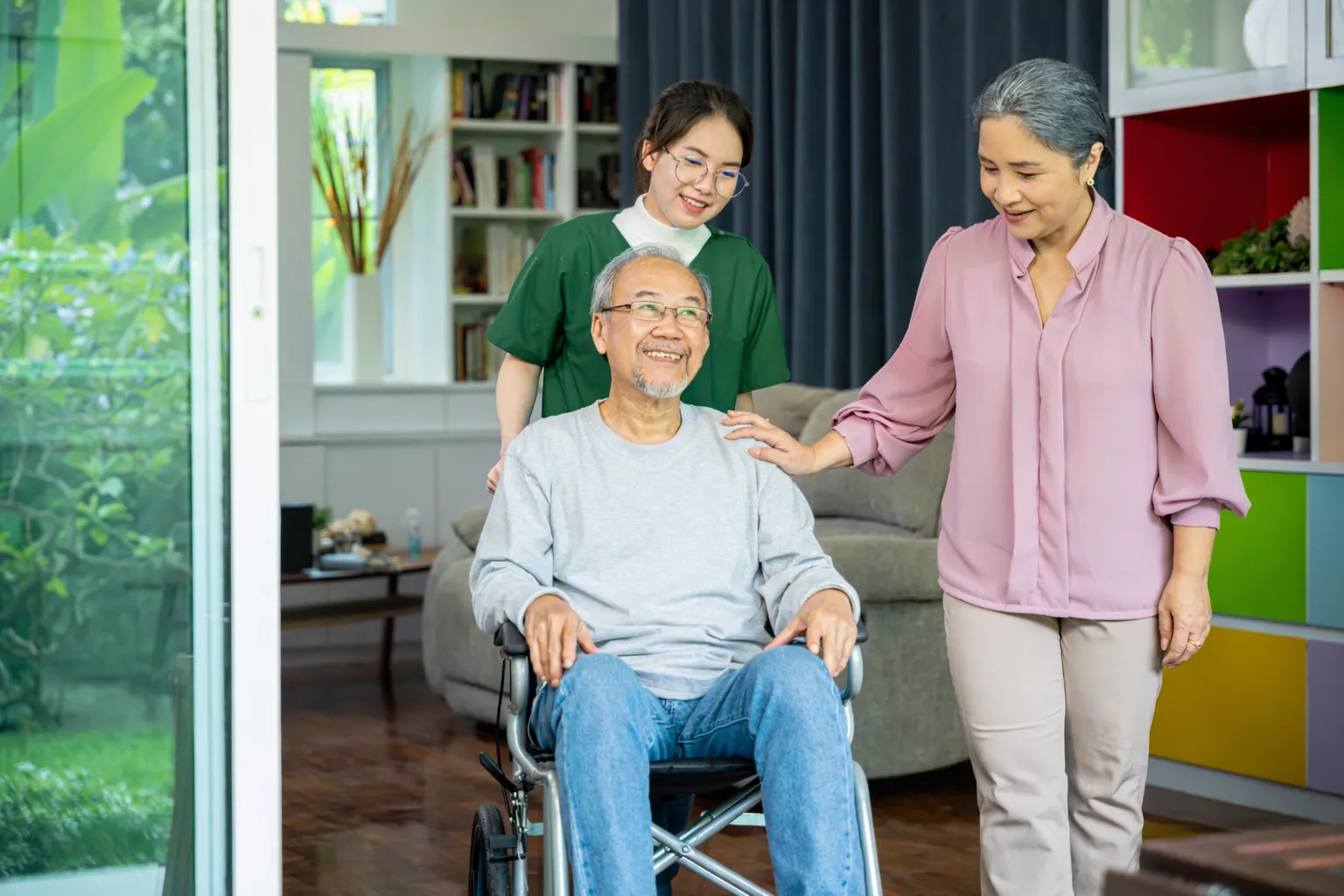 Home Health Care in Sarasota, FL, Private home health care Sarasota FL caregiver assisting senior in their own home